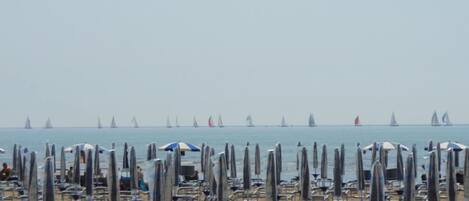 Praia particular nas proximidades, espreguiçadeiras, guarda-sóis