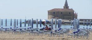 Playa privada en los alrededores, camastros y sombrillas