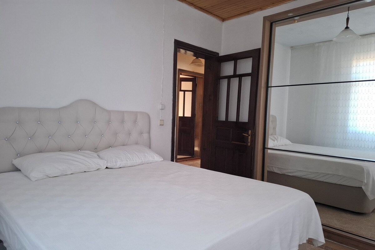 Apartemen Comfort, pemandangan kebun | 2 kamar tidur, brankas, meja kerja, dan ruang kerja ramah laptop