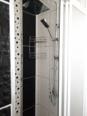 Appartement familial | Salle de bain | Douche, séchoir à cheveux, pantoufles, serviettes fournies