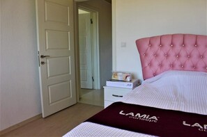 Apartamento familiar | 2 dormitorios, caja fuerte, cortinas opacas y sistema de insonorización
