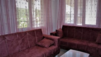 Apartamento família | Sala de estar | TV de tela plana