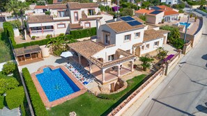 A residential complex with multiple houses, a swimming pool, and solar panels. - Villa Almendros - PlusHolidays (Calpe)