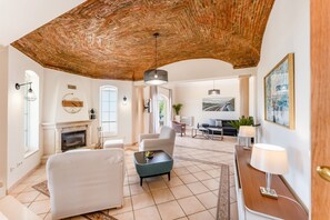 TV, fireplace - Quinta das Laranjeiras | 4 Bedrooms | Country House | Boliqueime (Boliqueime)
