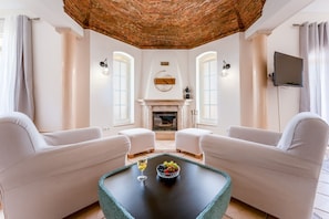 Televisión y chimenea 