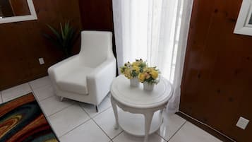 Standaard appartement | Woonruimte | Een 42-inch smart-tv met premium tv-zenders en een televisie