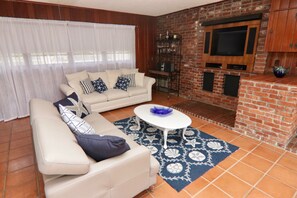 트래디셔널 코티지 | 거실 공간 | 프리미엄 채널 시청이 가능한 42인치 스마트 TV, TV, 개봉 영화