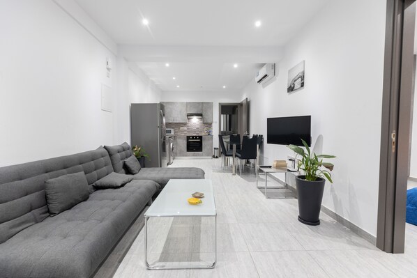 TV - Ayia Napa Center Luxury Suites (Ayia Napa)