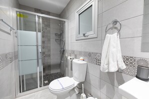 Dusche, kostenlose Toilettenartikel, Haartrockner, Handtücher