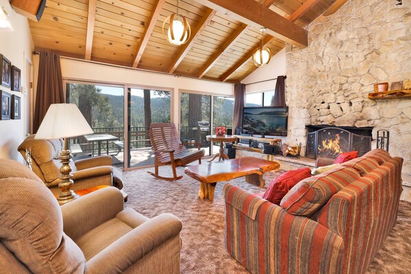 Nhà, nhiều giường, sân hiên, quang cảnh núi (1772) | Khu phòng khách | Lò sưởi 