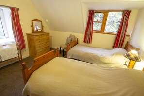 4 bedrooms, iron/ironing board, travel crib, internet - Spacious, pet friendly 4-bedroom Highland cottage with access to 12,000 acre estate (Strathcarron)