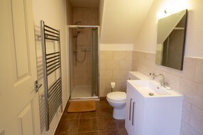 Combined shower/tub, hair dryer, towels - Spacious, pet friendly 4-bedroom Highland cottage with access to 12,000 acre estate (Strathcarron)