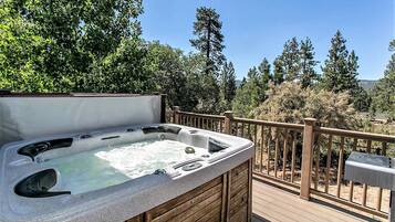 House, Multiple Beds, Hot Tub, Mountain View (1775) | Outdoor spa tub