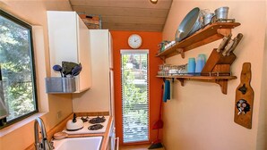 Coffee/tea maker, fridge, microwave, stovetop