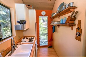 Cafetera y tetera, refrigerador, microondas y parrilla de estufa 