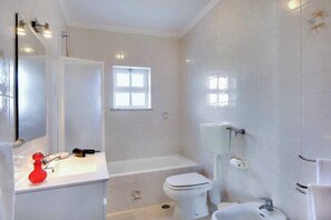 Tina con regadera, bidet, toallas 