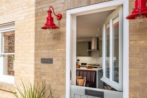 Réfrigérateur, micro-ondes, lave-vaisselle, cafetière/bouilloire