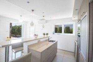 Kylskåp, mikrovågsugn, ugn och spishäll