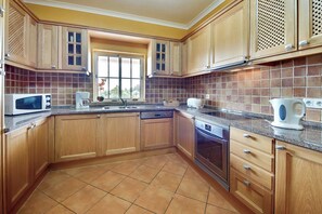 Kühlschrank, Mikrowelle, Ofen, Geschirrspüler