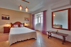 4 bedrooms, WiFi, bed sheets