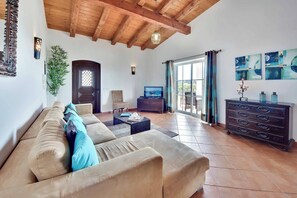 Télévision à écran plat, lecteur de DVD, table de tennis de table