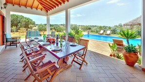 Outdoor dining - Villa Monte de Madrinha (Algarve)