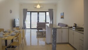 Een koelkast, een kookplaat, een vaatwasser, een waterkoker