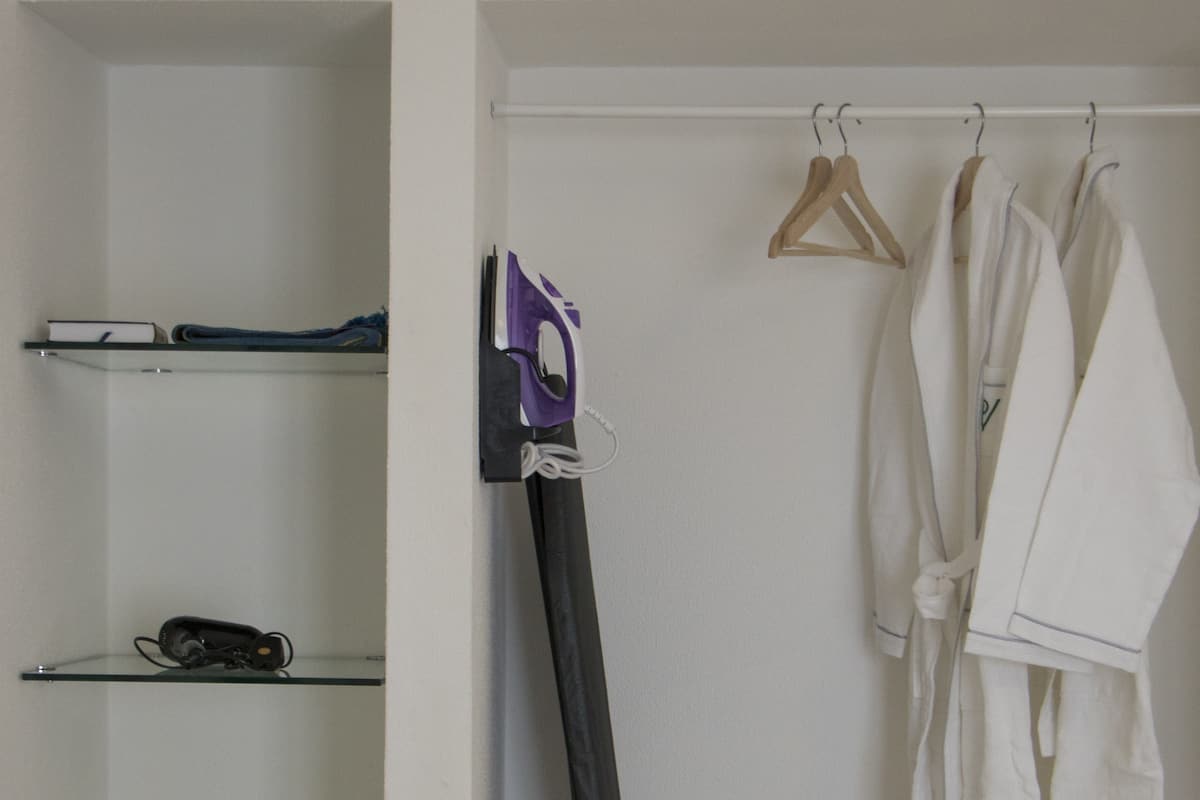 Bañera con ducha, artículos de tocador gratuitos, secador de pelo, batas
