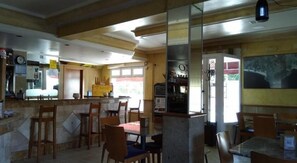 Desayuno continental (EUR 2.50 por persona) 