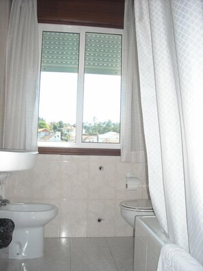 Regadera, toallas, jabón, papel de baño 