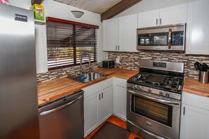 Cafetera y tetera, refrigerador, microondas y parrilla de estufa 
