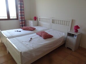 5 chambres, fer et planche à repasser, draps fournis