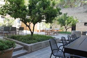 Outdoor dining - Villa Galeasi - Splendid Villa with swimming pool, bowling alley, greenery, relaxation ... (Grottaglie)