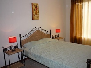 1 habitación, tabla de planchar con plancha, wifi y ropa de cama