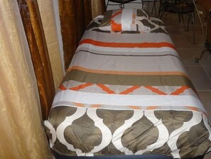 1 dormitorio, tabla de planchar con plancha, wifi y ropa de cama