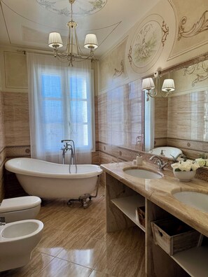 Badewanne, Haartrockner, Bidet, Handtücher