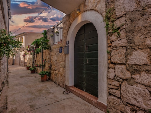 Cozy Old Stone House in the Center
