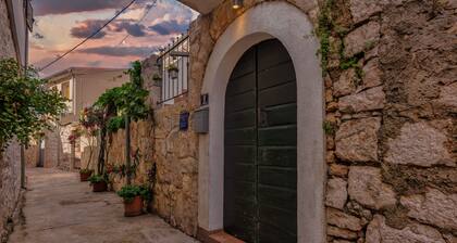 Cozy Old Stone House in the Center