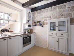 Fridge, microwave, oven, stovetop - Cozy Old Stone House in the Center (Murter)
