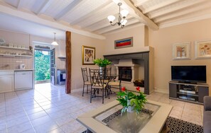 TV connectée, cheminée, lecteur de DVD, table de tennis de table