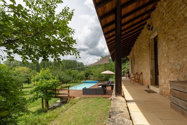Terrace/patio - The Miller’s Cottage, cosy retreat, sleep 5, private pool, free Wifi (Nouvelle-Aquitaine)