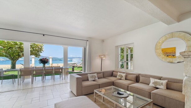 A spacious living area with a large sofa set, a glass coffee table, and a view of the sea through large windows. - VILLA - LES PIEDS DANS L'EAU - LA BOUILLABAISSE BEACH - ST TROPEZ - 14 PEOPLE (Saint-Tropez)