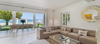 VILLA - LES PIEDS DANS L'EAU - LA BOUILLABAISSE BEACH - ST TROPEZ - 14 PEOPLE