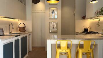 Kühlschrank, Mikrowelle, Ofen, Herdplatte