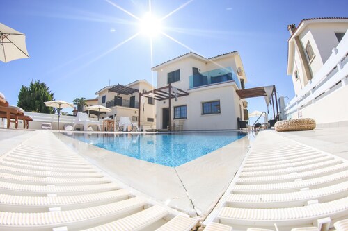 Villa Alexandra (Private pool, 50 meters from beach, Near Nissi Beach)