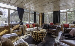 TV, fireplace, DVD player, table football - Beautiful waterfront house with heated indoor pool, sauna, terrace. (Stoumont)