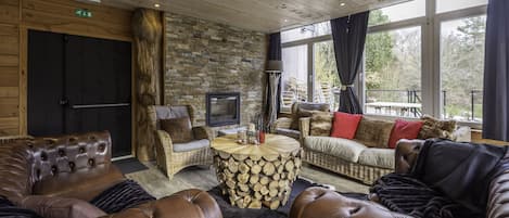 Televisión, chimenea, reproductor de DVD, futbolito