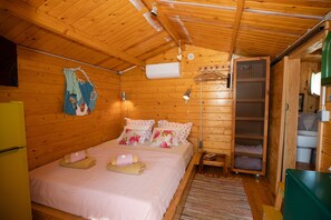 Iron/ironing board, free WiFi, bed sheets - !13%OFF for Summer 2026!/ Tree House for couples few steps from the ocean (Grohote)