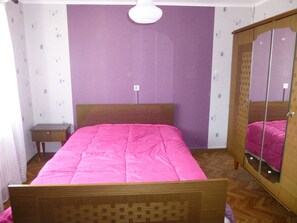 3 عدّة غرف نوم وواي فاي وملاءات أسرّة