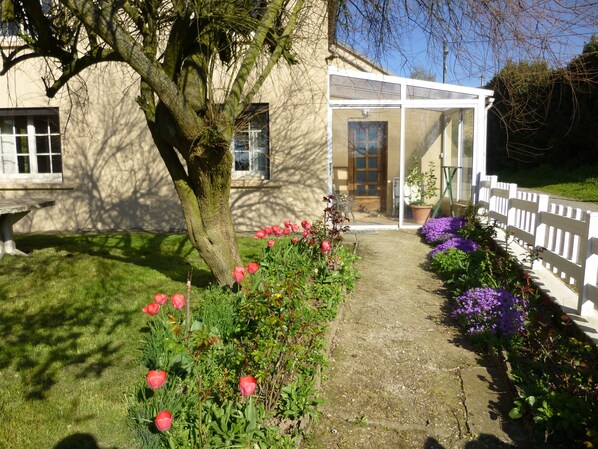 المنطقة المحيطة بالمنشأة